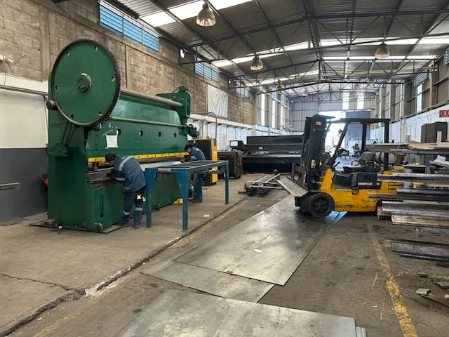 Proceso de corte y doblez de lámina.